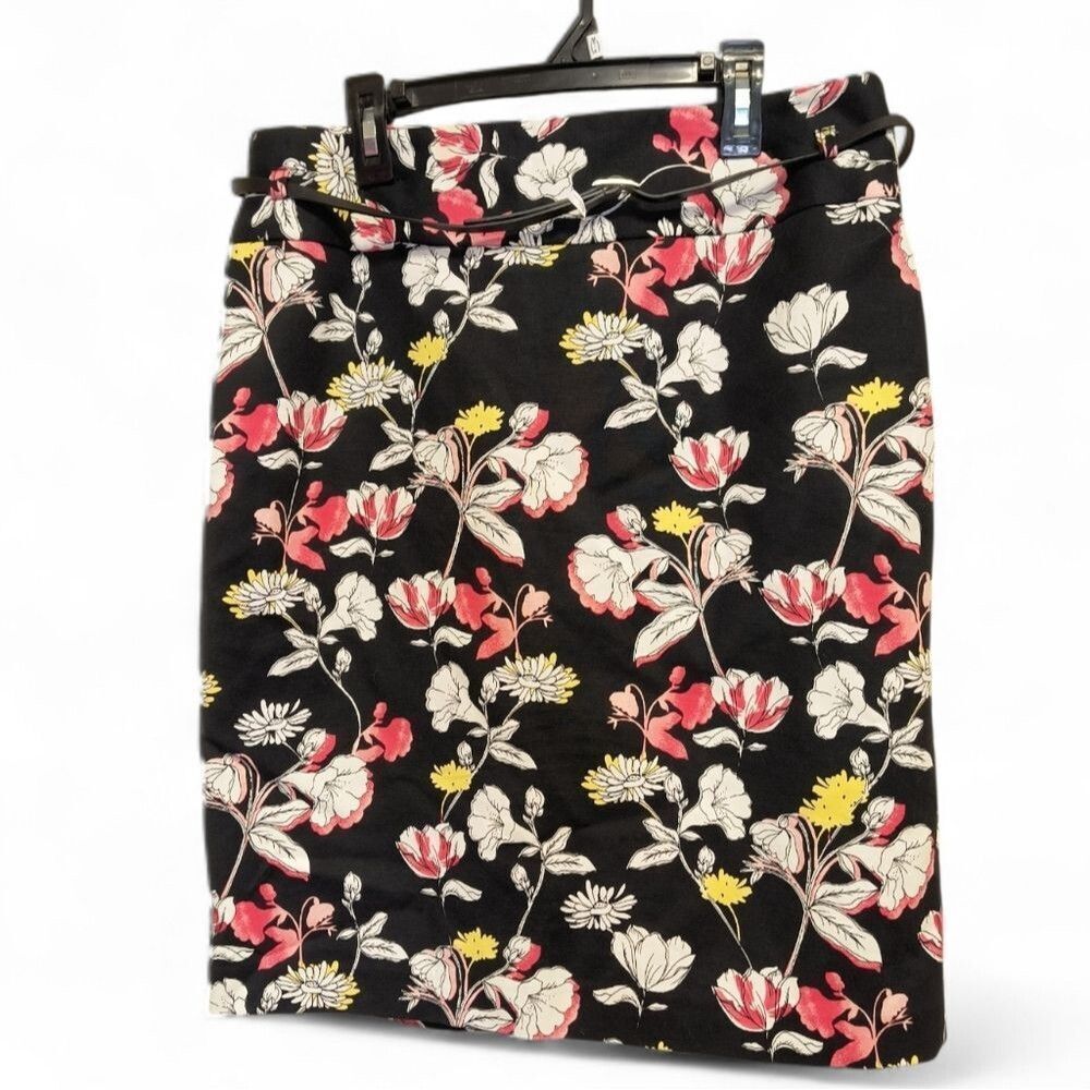 Liz Claiborne Black Floral Pencil Skirt With Belt NWT Size 8
